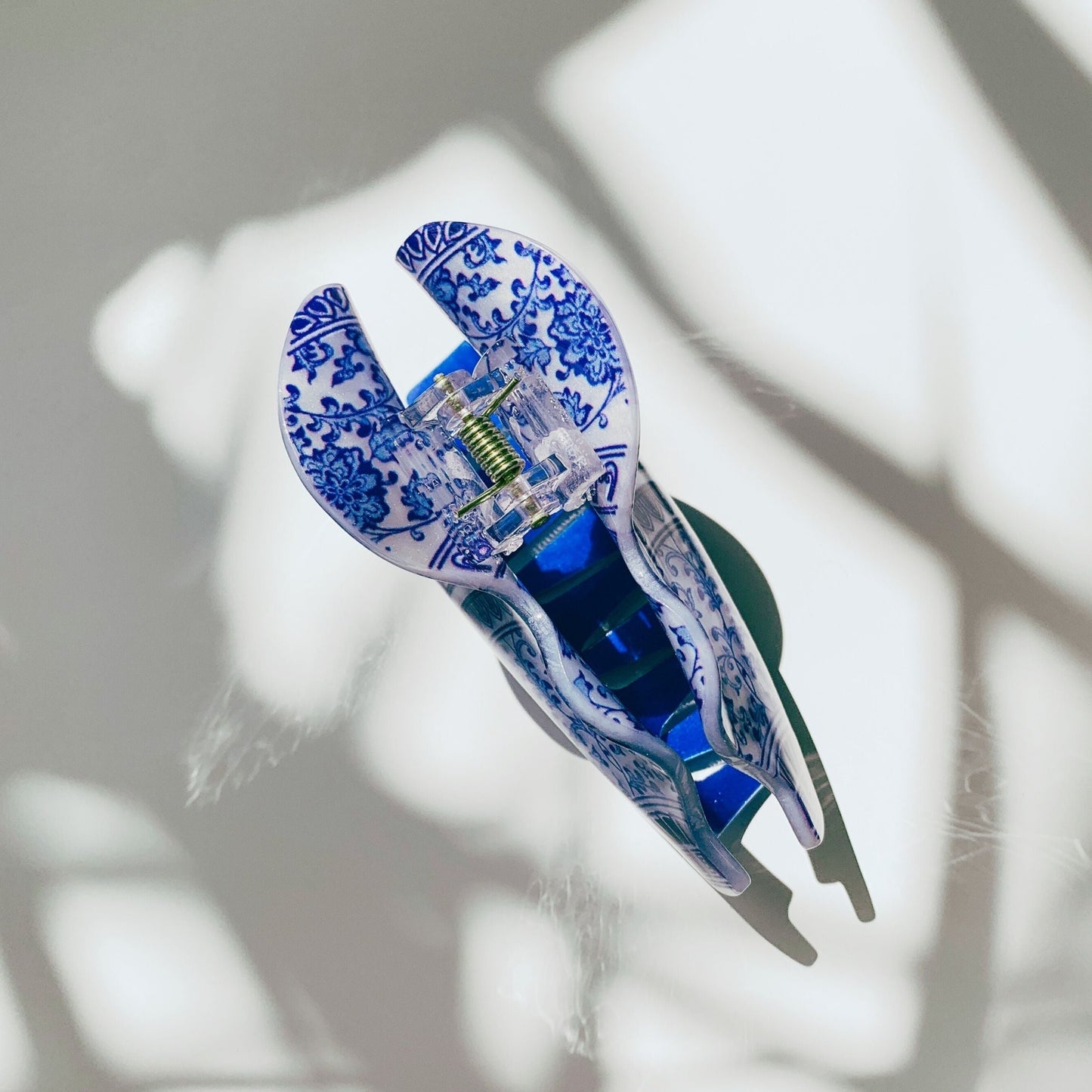 Velvet Claws Antique Vase Hair Clip