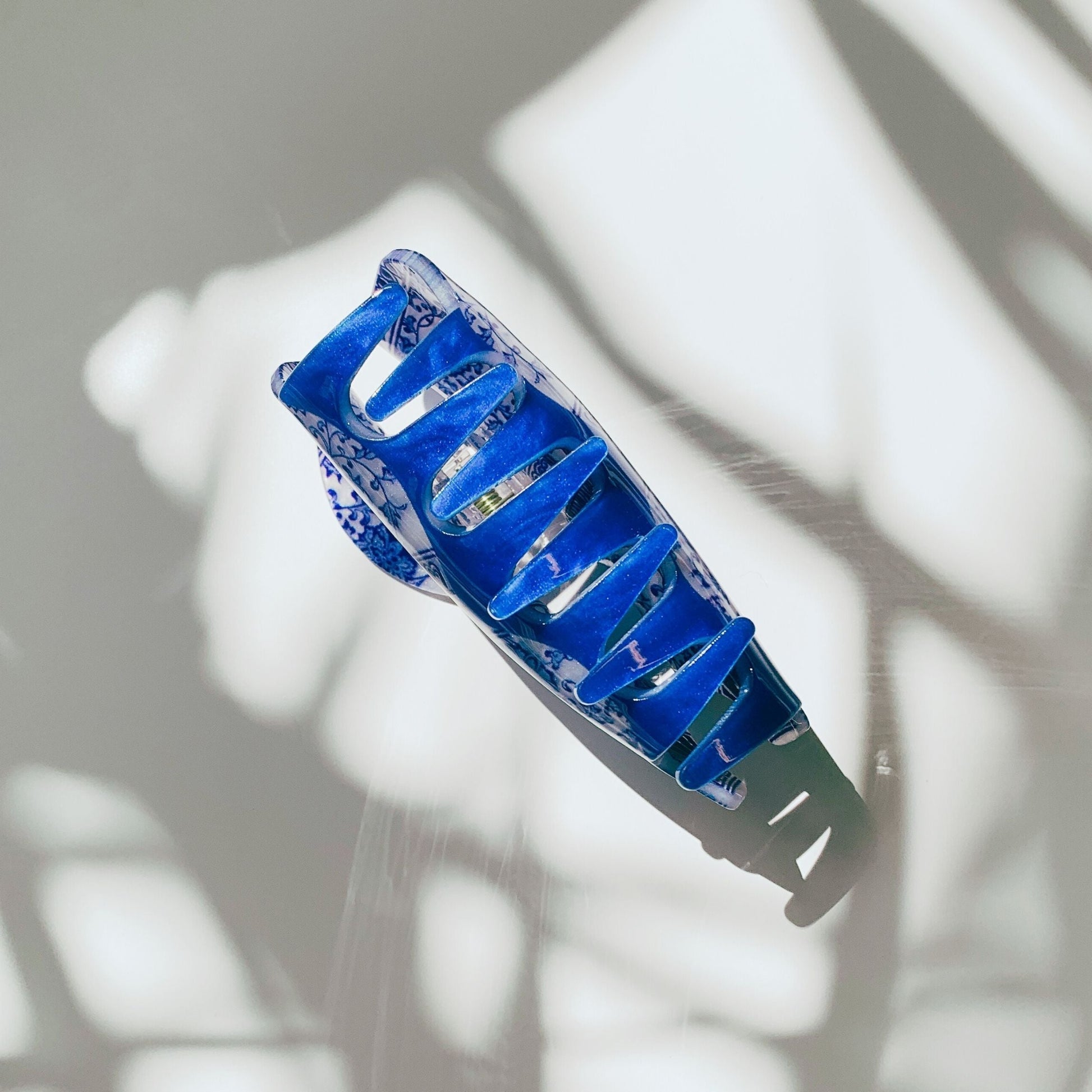 Velvet Claws Antique Vase Hair Clip