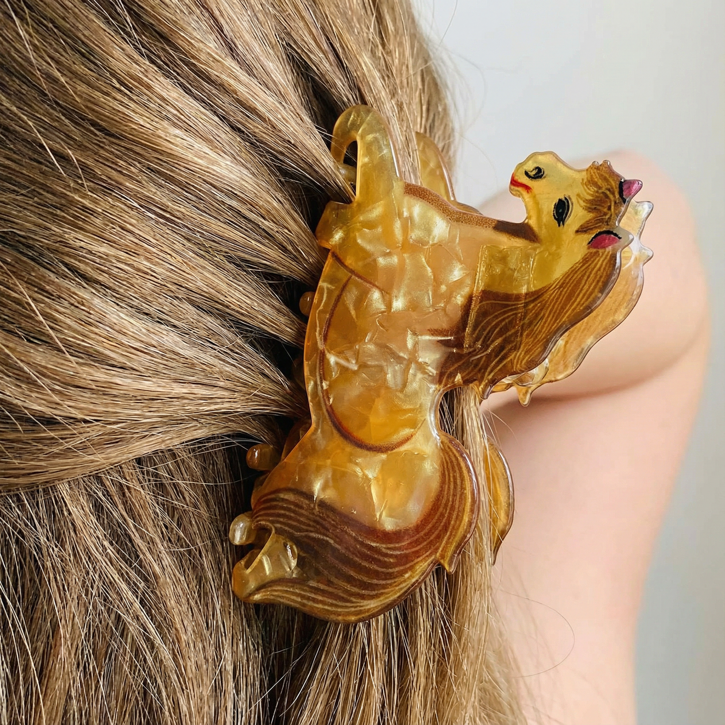 Velvet Claws Golden Horse Hair Claw